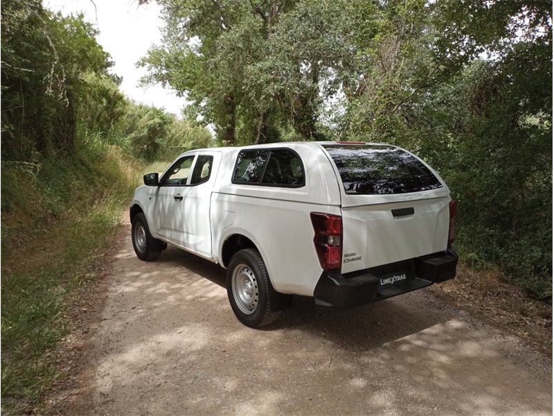 Hard-Top Isuzu D-Max 2020+ Space Cab Avec Fenêtre Linextras Hard-Top Isuzu D-Max 2020+ Space Cab Avec Fenêtre Linextras